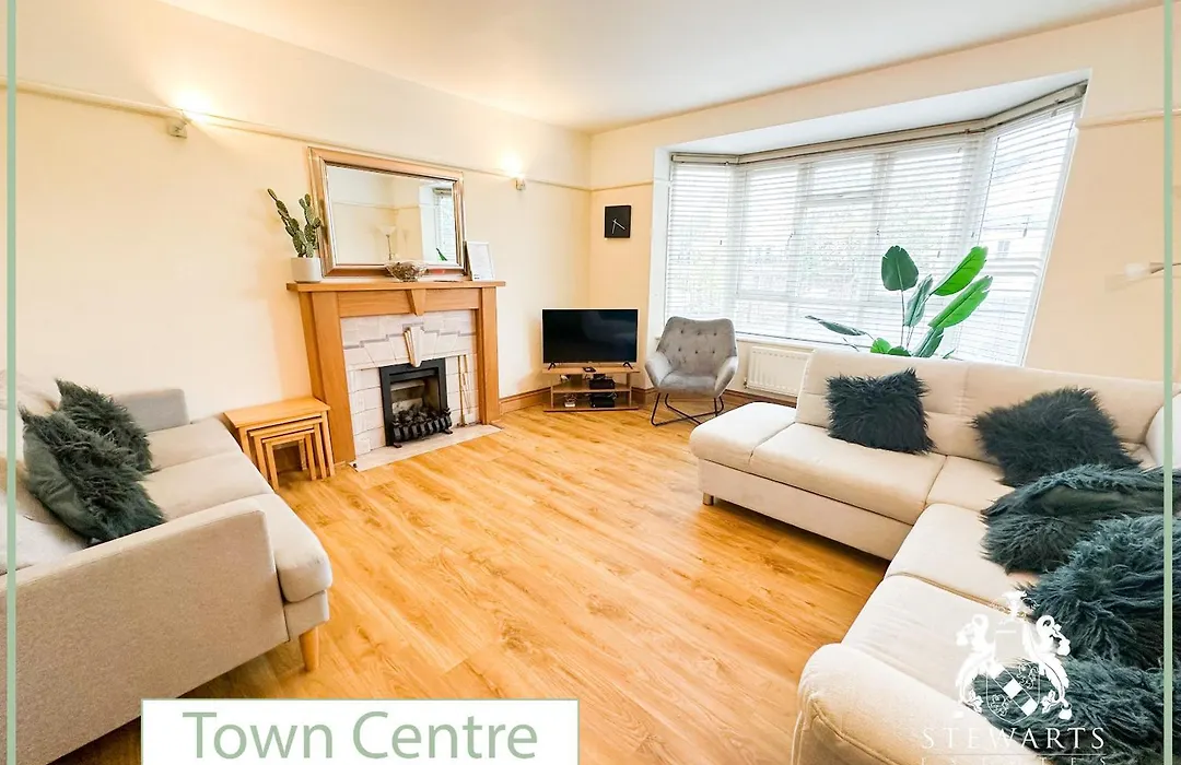 Town Centre Apartment Sleeps 9-1