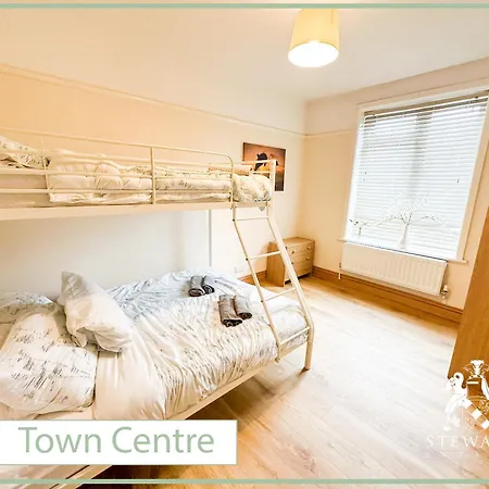 Town Centre Apartment Sleeps 9-3